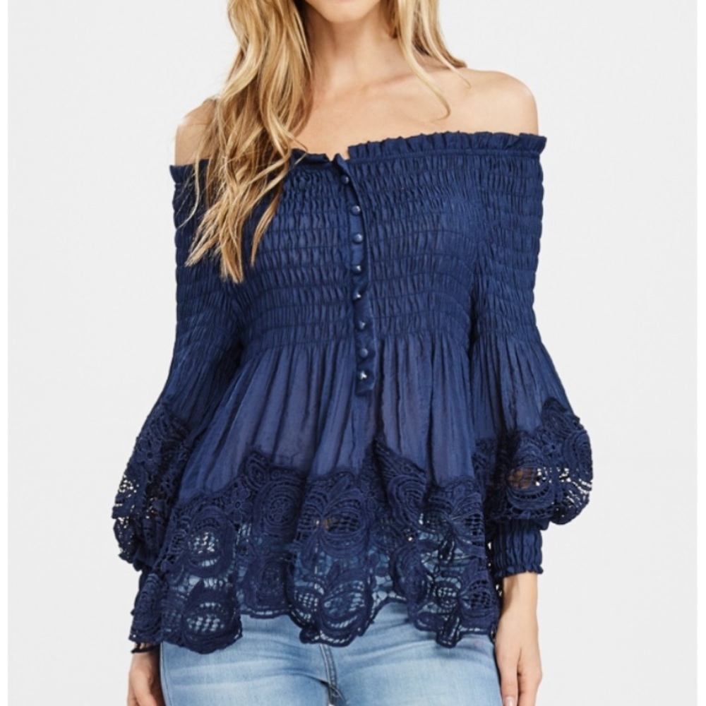 💕🆕Navy Smocked Off-The-Shoulder Top